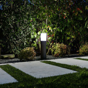 Illuminare il vialetto del giardino con lampioncini